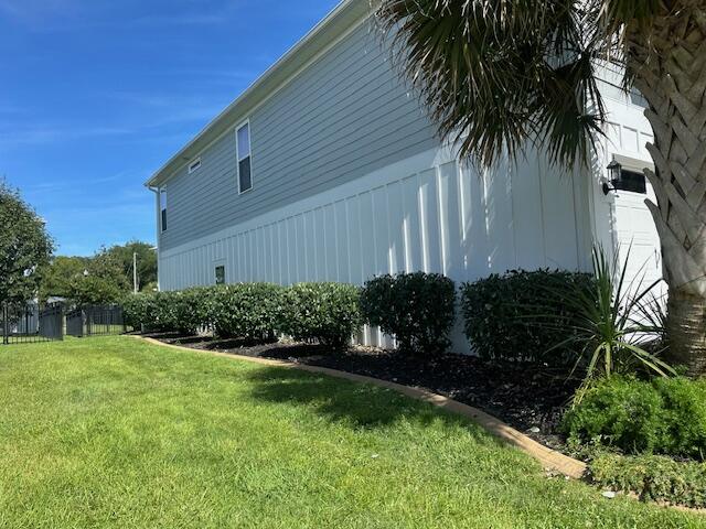 Clean mulch edge and mowed lawn along the side of a home